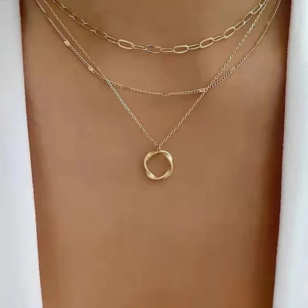 Gold necklace with pendant